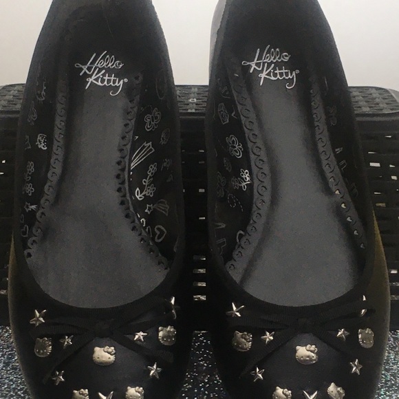 Hello Kitty black leather ballet flats with charms. Size 7 - Picture 9 of 12